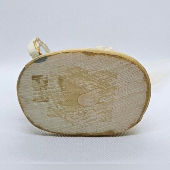 K's Collection Lovely Resin Figurine Showing a Bride Looking In a Mirror - Picture 6 of 6